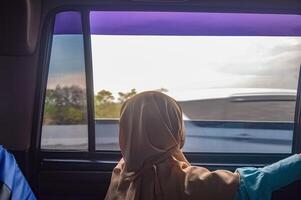 un niño mirando fuera el coche ventana mientras de viaje foto