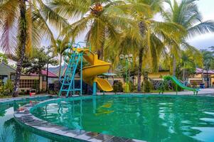 un especial para niños nadando piscina con agua diapositivas en un hotel y recurso foto