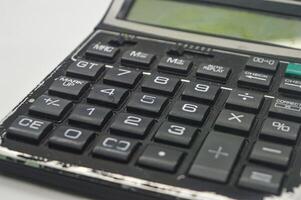 un negro calculadora aislado en blanco antecedentes. Perfecto para educación, matemáticas, y negocio artículo o contenido. foto
