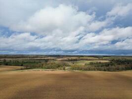 aéreo ver de británico campo y agrícola granja tierra a pueblo de Inglaterra Reino Unido. marzo 1º, 2024 foto