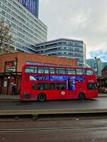 más hermosa bajo ángulo ver de central Oeste croydon Londres ciudad de Inglaterra Reino Unido durante nublado y lluvioso día. noviembre 20, 2023 foto