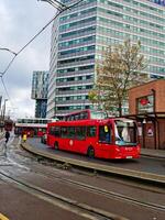 más hermosa bajo ángulo ver de central Oeste croydon Londres ciudad de Inglaterra Reino Unido durante nublado y lluvioso día. noviembre 20, 2023 foto