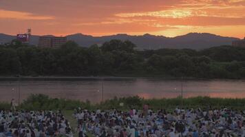 nagaoka japan - sommar festival hanabi matsuri - picknick - solnedgång tid upphöra video