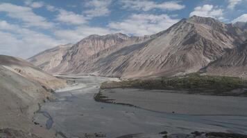 Ladakh Indië - Himalaya berg - nubra vallei shyok rivier- - tijd vervallen video