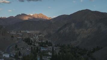 ladakh India - himalaya montaña - lamayuru monasterio - amanecer hora lapso video