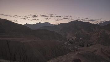 ladakh India - himalaya montagna - lamayuru monastero - tramonto tempo periodo video