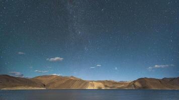 ladakh Índia - himalaia montanha - pangong lago - estrelado noite Tempo lapso video