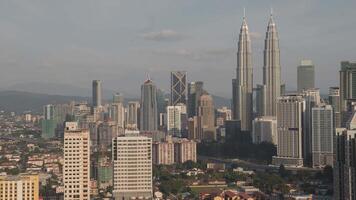 Kuala Lumpur Malaisie - paysage urbain horizon - ombre mouvement le coucher du soleil temps laps video