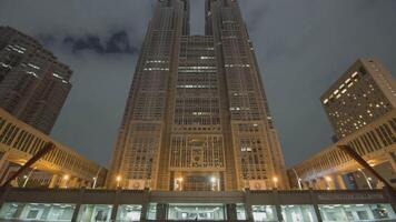 tokyo Japan ongeveer 2023 - tokyo grootstedelijk regering gebouw toch nacht tijd vervallen video