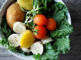 vistoso vegetal ensalada en madera mesa col rizada y girasol brote foto