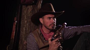 cowboy con un' pistola nel il foresta a notte. vita nel il selvaggio ovest di America. 4k video