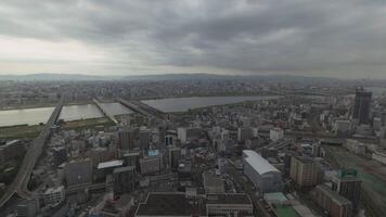 osaka, Japão - paisagem urbana Horizonte Visão aéreo a partir de umeda céu construção arranha-céu com observação área coberta Tempo lapso video