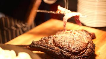 Bedienung dient gekocht Fleisch. Carving und Überzug Service. kulinarisch Fachmann bereitet vor Gericht zum Kunde. fein Essen Erfahrung. Präzision und Präsentation im Restaurant Service. video