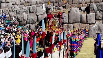 cusco, Peru, 2015 - mannen en Dames gekleed in traditioneel inca kostuums voor inti straalmi festival koning staand Aan platform video