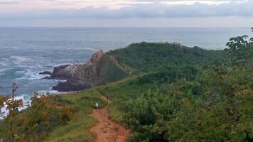 punta playa cometa le coucher du soleil panorama vue montagnes rochers mazunte Mexique. video