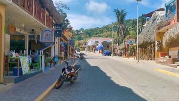 mazunte oaxaca Mexico 2022 toerist straat restaurants huizen mensen auto's hotels winkels mazunte Mexico. video