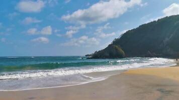 mazunte Mexico mooi paradijs strand met bergen kliffen rotsen golven. video