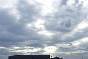 oscuro azul nube con blanco ligero cielo antecedentes y ciudad ligero medianoche noche hora con oscuridad nublado cielo foto
