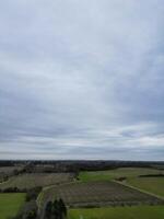 alto ángulo ver de arlesy pueblo de Inglaterra Reino Unido. el imágenes estaba capturado durante nublado y lluvioso día de feb 28, 2024 foto