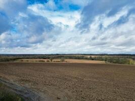 aéreo ver de británico campo y agrícola granja tierra a pueblo de Inglaterra Reino Unido. marzo 1º, 2024 foto