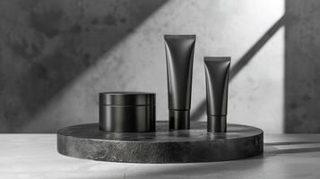 ai generado un colección de sin marca negro belleza producto embalaje en un circular plataforma con un texturizado oscuro antecedentes iluminado por un inclinado ligero haz, estar con Copiar espacio para texto foto