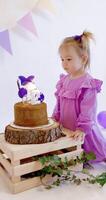 pequeño linda niña celebrar contento cumpleaños. linda niña soplo fuera un vela en un cumpleaños pastel a hogar video