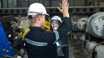 ambos de ingenieros trabajando juntos en un robótico brazo fábrica, robótico brazo industria y Ingenieria concepto. foto