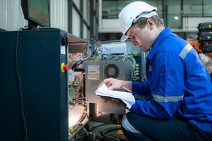 técnico trabajando en el eléctrico controlar gabinete de robótico brazo, robótico brazos industrial antecedentes foto