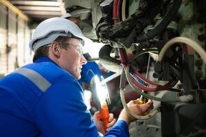 ambos de ingenieros trabajando juntos en un robótico brazo fábrica, robótico brazo industria y Ingenieria concepto. foto