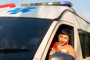 retrato de paramédico equipo en ambulancia utilizar walkie película sonora es ayudar un lesionado en un emergencia situación en el la carretera. foto