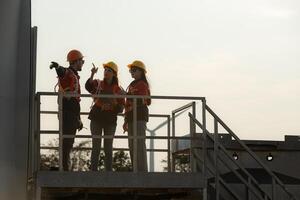 un grupo de ingenieros y arquitectos trabajo en piso de base suelo de un viento turbina foto