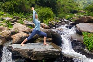 mujer haciendo Ashtanga vinyasa yoga asana virabhadrasana 1 guerrero foto