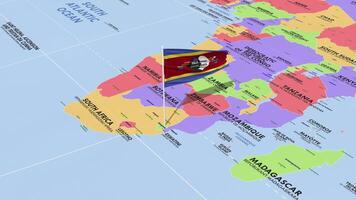 eswatini bandera ondulación en viento, mundo mapa giratorio alrededor bandera, sin costura bucle, 3d representación video