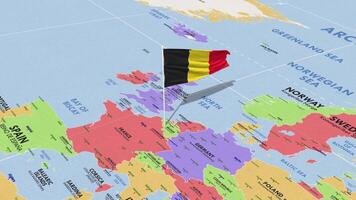 Belgique drapeau agitant dans vent, monde carte tournant autour drapeau, sans couture boucle, 3d le rendu video