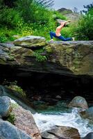 deportivo ajuste mujer practicas yoga anjaneyasana en montañas foto