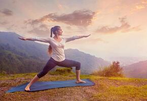 mujer haciendo Ashtanga vinyasa yoga asana virabhadrasana 2 guerrero foto