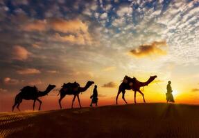 dos camelleros camello conductores con camellos en dunas de thar deser foto