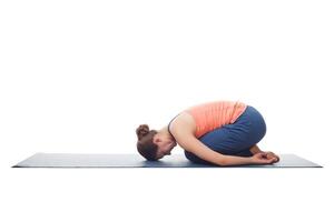 hermosa deportivo ajuste yogui niña practicas yoga asana balasana foto