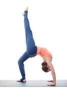 hermosa deportivo ajuste yogui niña practicas yoga asana eka pada cha foto