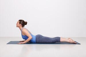 deportivo ajuste yogini mujer practicas yoga asana bhujangasana foto
