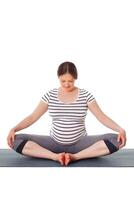 embarazada mujer haciendo yoga asana baddha konasana foto