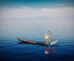 tradicional birmano pescador a inle lago, myanmar foto