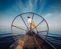 tradicional birmano pescador a inle lago myanmar foto