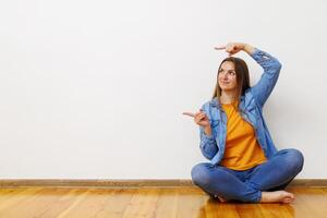 joven mujer gesticulando espacio para texto foto