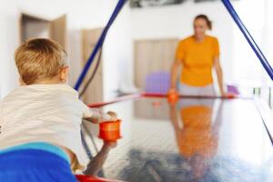 aire hockey divertido con madre y niño foto