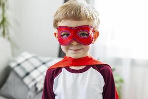 chico en superhéroe disfraz sonriente foto