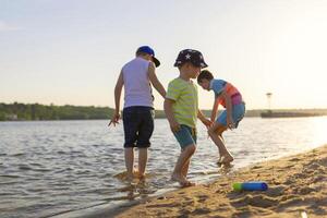 linda niños teniendo divertido en el arenoso playa en verano foto