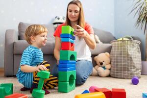 niño y niño desarrollo especialista jugando juntos con vistoso bloques foto