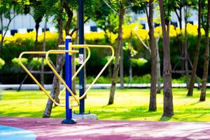 al aire libre gimnasio en tailandia, vistoso al aire libre aptitud equipo, ejercicio equipo en público parque. el aparato para ejercicio en patio de juegos. foto