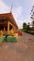 fpv vlucht in boeddhistisch tempel in vang vieng, Laos video